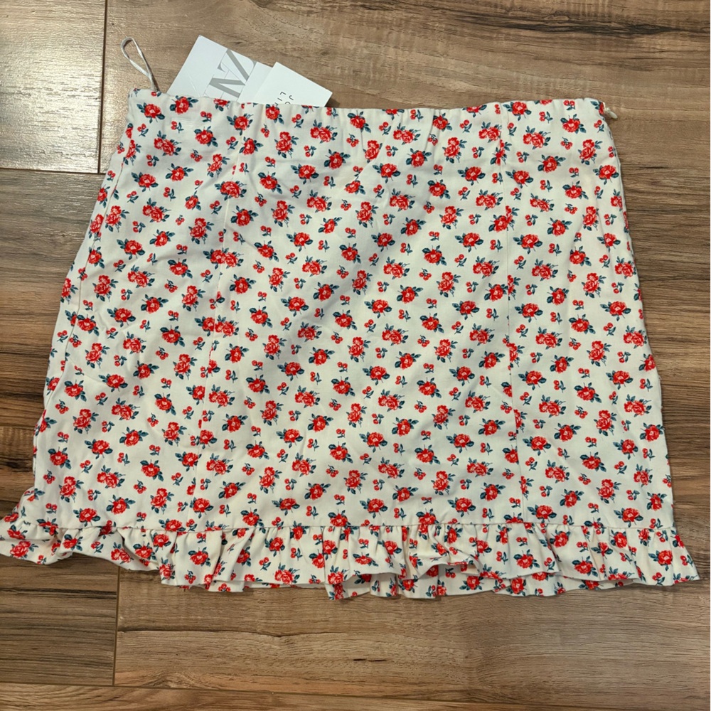 NWT Zara ivory with red floral mini skirt. Size small ❤️ - Picture 4 of 8